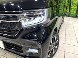 【LEDヘッドライト】悪天候や夜間走行時も良好な視界を確保し安心して運転できる高輝度LEDヘッドライトを装備!点灯速度が早く、消費電力も抑えられています。