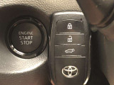 エンジンスタートボタンです。キーが車内にあれば、エンジンの始動・停止はブレーキを踏んでスイッチを押すだけ!キーを取り出す手間を省き、ワンプッシュでエンジンを操作するので簡単でスムーズです。