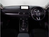 【インパネ周り】視界がよく運転しやすい設計となっております。インパネ周りもすっきりと洗練されたデザインで高級感が溢れています。日々のドライブを飽きさせません。