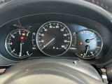 明るいホワイトのドライビングメーター。昼夜問わずとっても見やすいメーターパネルです。