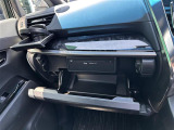 【グローブボックス】大容量のグローブボックスです!!車検証ケース他、日頃使う小物類の収納スペースもたくさんあります!