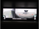 死角になるフロントと助手席側のドアミラーにカメラを装備しております。