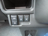 運転席、助手席には冬場に快適、シートヒーターが付いてます。