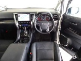 ウッド調と革巻きステアリングで快適な操作性の運転席です。