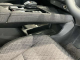 運転席手元に、ティッシュBOXや手荷物を置けるスペースあります☆