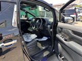 【運転席】座り心地が良いシートなので長時間の運転でも快適にお過ごしいただけます。新品のフロアマットのご注文も可能です。掲載箇所以外にご希望の写真がございましたらお気軽にお問い合わせ下さい。