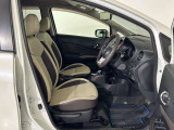 運転席側にはシートリフター機能が付いております。自分のスタイルに合った運転姿勢がとれ、快適に運転することができます。