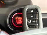 【Hondaスマートキー】カバンやポケットに入れたままでもドアの施錠・解錠が可能なスマートキーを装備。エンジンのオン・オフ時もカギを取り出す必要が無いからとっても便利です♪
