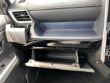 【グローブボックス】大容量のグローブボックスです!!車検証ケース他、日頃使う小物類の収納スペースもたくさんあります!