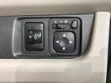 狭い駐車場で便利な電動格納ドアミラーが付いています。
