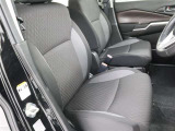 高いホールド性で運転姿勢が安定します。長距離ドライブでも疲れにくいのが魅力です。快適なドライビングライフをお送りください♪