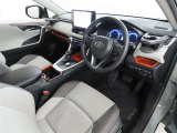 シンプルで使いやすいデザインの運転席です。