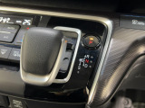 インパネシフトだから視線の移動も少なく足元もスッキリ♪運転席もゆったりしているのでゆとりを持ってドライブできますね!