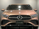 フロントグリル中央に大きく輝くスリーポインテッドスター。メルセデスベンツならではのステータスを強く感じる事ができます