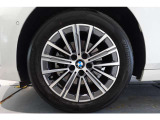 【BMWアロイホイール】軽量かつ強度に拘ったアロイホイール。走行性能ポテンシャルを引き出す設計。タイヤのサイドウォールが強化されたランフラットタイヤは、パンク時にタイヤがつぶれてもリムから外れません。