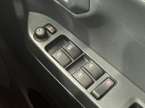 【電動格納ミラー】サイドミラーは電動格納式となっており、狭い駐車場でもキズがつくリスクを抑えられます。