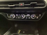 デュアルフルオートエアコンなので、スイッチ1つでオールシーズン、運転席、助手席別々に快適温度に設定する事が出来ます。