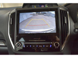 車両後方の映像を車内のディスプレイに表示し、駐車時や後退時の障害物や歩行者の確認を補助します。 広角レンズを採用し、広い範囲を映し出すことができます。