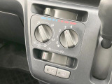 寒い冬も暑い夏も全席に快適な空調を届けてくれる、ダイヤル式エアコンを装備♪
