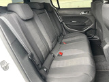 ●後席:大人が乗車しても窮屈さを感じないほど、足元も広々しております。