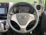 インテリアに合わせたデザインのステアリングは、運転される方のことも考え、運転しやすい形状、大きさです。是非一度、実際に触ってお確かめください。