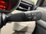 【オートライト】周りの明るさに応じて自動でヘッドライトの点灯・消灯ができる機能です!ライトの付け忘れ・消し忘れなどが無くなり、雨の日や夕方の走行も安心!トンネル通過時も便利ですね♪