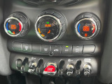 ●デュアルオートエアコン:運転席・助手席それぞれで温度設定が可能な独立式オートエアコンを標準装備しております!