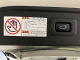 バックドアの底部にパワーバックドアとイージークローザーの取り扱いに関する説明と注意を記入したステッカーが貼ってあります。
