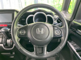 インテリアに合わせたデザインのステアリングは、運転される方のことも考え、運転しやすい形状、大きさです。是非一度、実際に触ってお確かめください。