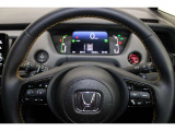 ハンドル左側にはオーディオ操作が出来るオーディオリモートコントロールスイッチ、右側にはHondaSENSINGとオートクルーズスイッチを装備!長距離運転や高速道路の運転では大活躍です!