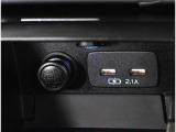 携帯デバイスの充電が可能なUSB出力DC5V電源を2口装備。アクセサリーDC12V電源ソケットも装備していてとても便利です!