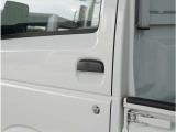 【安心の徹底クリーニング】エンジンルームやシート下など、見えにくい部分までしっかりと清掃を実施。徹底した品質管理の下、気持ちの良い車選びをお約束します。