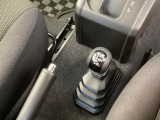パートタイム4WDを採用しており、路面状況などに応じて任意に切り替えができる、トランスファーレバー(機械式副変速機)です。