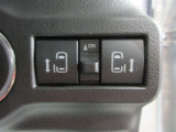 両側パワースライドドア付きだから、狭い駐車スペースなどでの 乗り降りラクラク!小さなお子さまのいるご家庭には嬉しい装備。