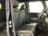 女性でも運転がしやすいように、シートの高さ調整機能(シートリフター)がついています。運転席と助手席の間が空いている為、助手席側への移動がスムーズです。交通量の多い道でも助手席側から乗り降りができます。