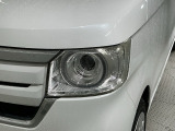 LEDヘッドライトは、点灯の瞬間から最大光量を発揮し、突然暗くなるトンネルなどでの安定感を高めます。