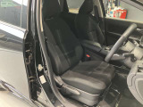 運転席、助手席です。座面も広くゆったりと座れてアームレストも付いているので重宝します。