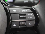 ◆アダプティブクルーズコントロール◆予め設定した車速内でクルマが自動的に加減速。前走車との適切な車間距離を維持しながら追従走行します。【LKAS】車線維持支援システムでステアリング操作を支援。