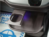 引き出して大きめトレーとして、しまったままでも小物置きとして、運転席からも助手席からも自在に使えるドリンクホルダー付のトレーです。