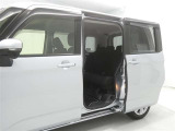 【両側パワースライドドア】両側パワースライドドア付きだから、狭い駐車スペースなどでの 乗り降りラクラク!小さなお子さまのいるご家庭には嬉しい装備。