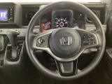 【ハンドル】運転にかかわる様々な操作を安全に行えるように視点移動が少なく操作性に配慮されたスイッチ類が凝縮されたコックピットです。