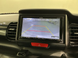 リバースギアに入れるだけで後方の表示へ切り替わります。夜間や雨の日の駐車も楽になりますよ。