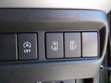 両側電動スライドドアのスイッチがあります。運転席に座ったままスライドドアの操作ができます。