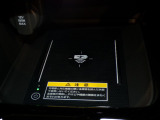 ワイヤレス充電対応のスマートフォンを置くだけでさっと充電できます。充電ケーブルが必要ないので車内がすっきりします。