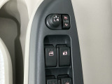 狭い駐車場で便利な電動格納ドアミラーが付いています。