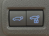【パワーバックドア】スマートキーや運転席のボタンを押すだけでリアゲートが自動で開閉します!荷物を持っている時や、高い位置にあるバックドアを閉める際に便利な機能です♪