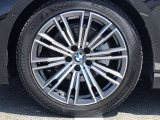 BMW純正18インチホイール。洗練されたデザインで、足元の個性を引き立てます。