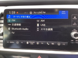 HondaCONNECT対応の便利なナビディスプレー。お持ちのスマートフォンと連携して、ナビやBluetoothでの音楽再生が可能です。デザインはもちろん、操作性も良好です。