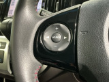 ステアリングにオーディオ操作スイッチが付いています。オーディオ画面に直接タッチしなくても操作が出来ますので、運転に集中できます。