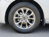 標準装備の純正15インチアルミホイール。タイヤサイズは185/65R15です。